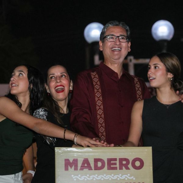 Familias maderenses viven fiesta de alegría con encendido del pino navideño