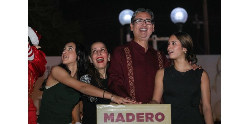 Familias maderenses viven fiesta de alegría con encendido del pino navideño