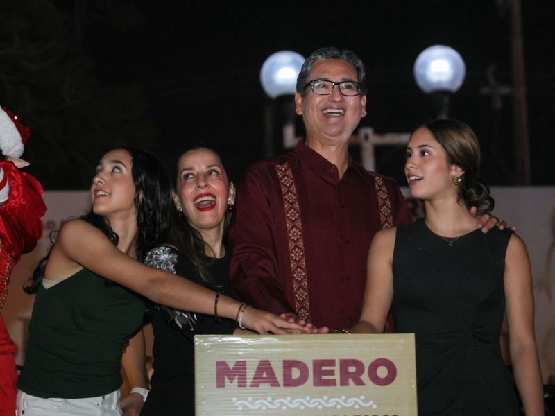 Familias maderenses viven fiesta de alegría con encendido del pino navideño