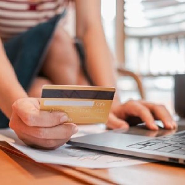 Cómo elegir las mejores tarjetas sin anualidad: características e información esencial