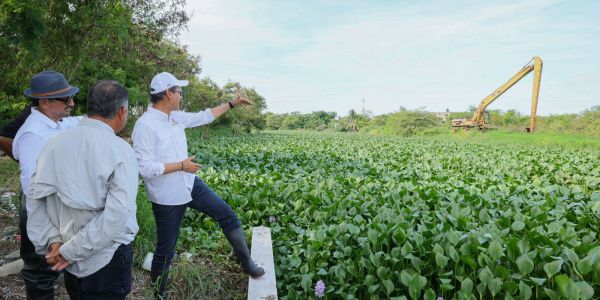 Impulsa Erasmo acciones de desazolve en lagunas y retiro de maleza acuática
