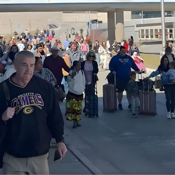 Evacúan aeropuerto de Kansas City por amenaza de seguridad