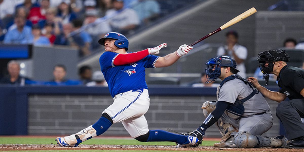 Mexicano Alejandro Kirk hace historia con dos jonrones ante los Yankees de Nueva York