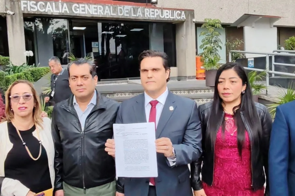 Ante la FGR, denuncia contra Cabeza de Vaca