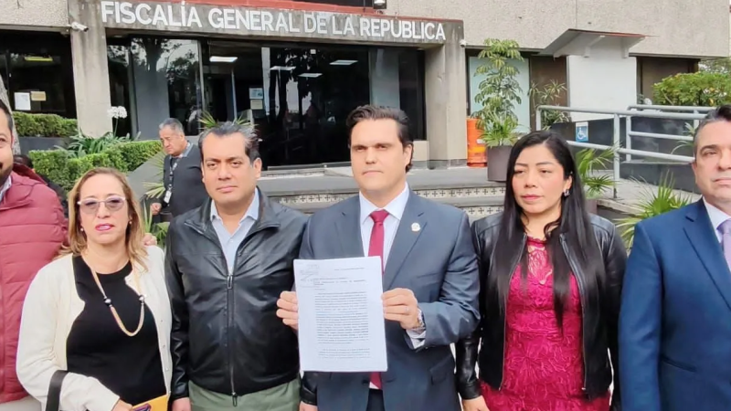 Ante la FGR, denuncia contra Cabeza de Vaca