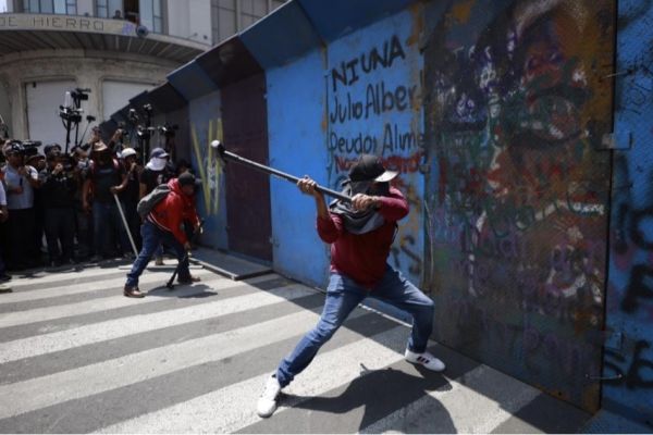 Inicia la CNTE huelga nacional con enfrentamientos y heridos