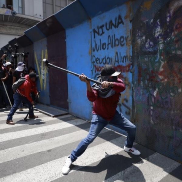 Inicia la CNTE huelga nacional con enfrentamientos y heridos