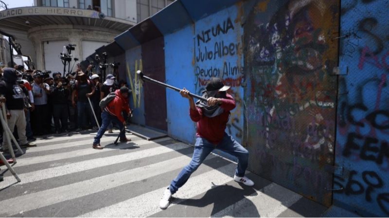 Inicia la CNTE huelga nacional con enfrentamientos y heridos