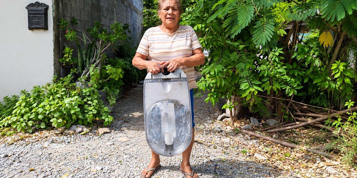 Astrid Sontoya atendió solicitudes de vecinos para mejorar el alumbrado en colonias de El Mante
