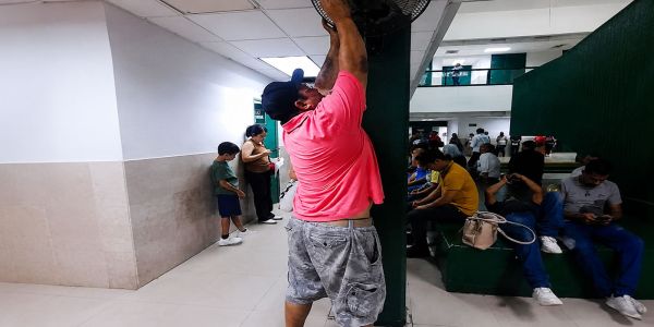 Derechohabiente limpia abanicos ante el deterioro de la Clínica 77 del IMSS en Ciudad Madero