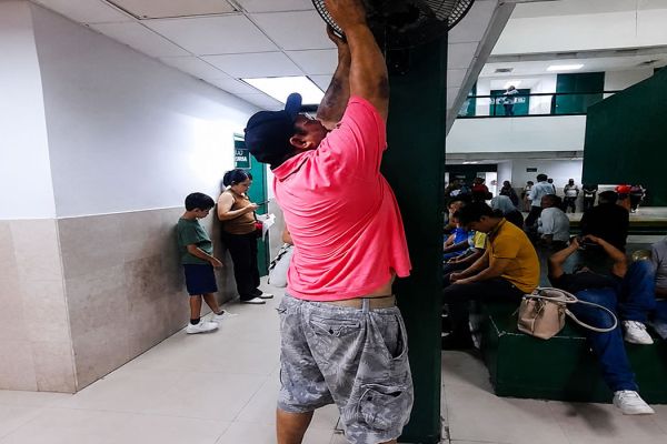 Derechohabiente limpia abanicos ante el deterioro de la Clínica 77 del IMSS en Ciudad Madero
