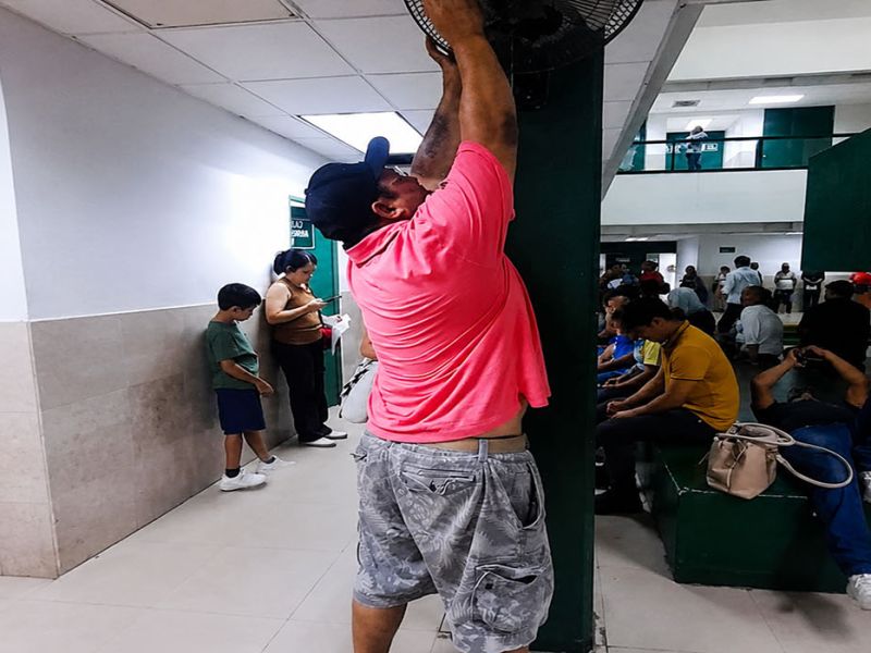 Derechohabiente limpia abanicos ante el deterioro de la Clínica 77 del IMSS en Ciudad Madero