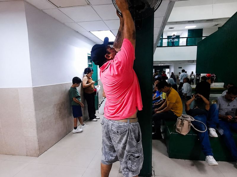 Derechohabiente limpia abanicos ante el deterioro de la Clínica 77 del IMSS en Ciudad Madero