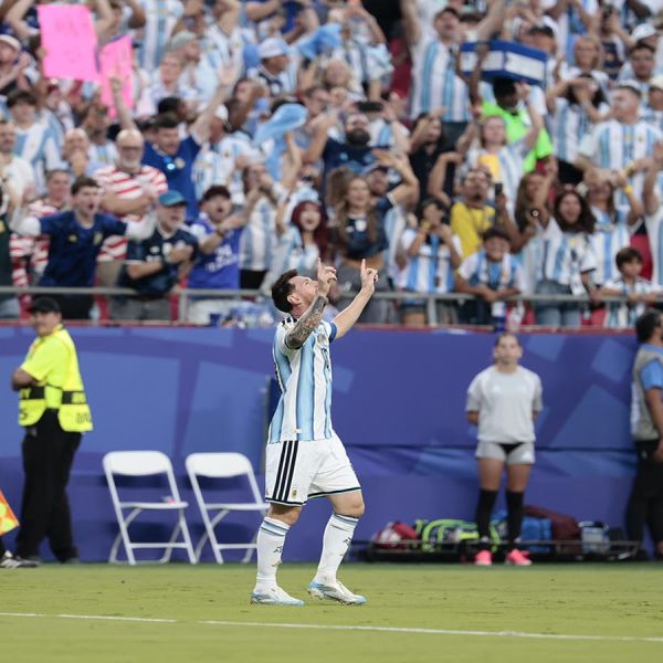 Con doblete de Messi, Argentina derrota a Argelia 2-0