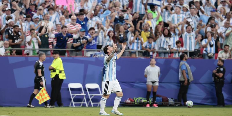 Con doblete de Messi, Argentina derrota a Argelia 2-0