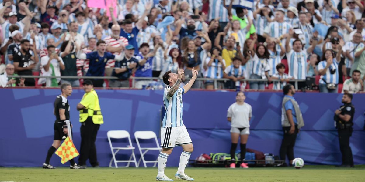Con doblete de Messi, Argentina derrota a Argelia 2-0