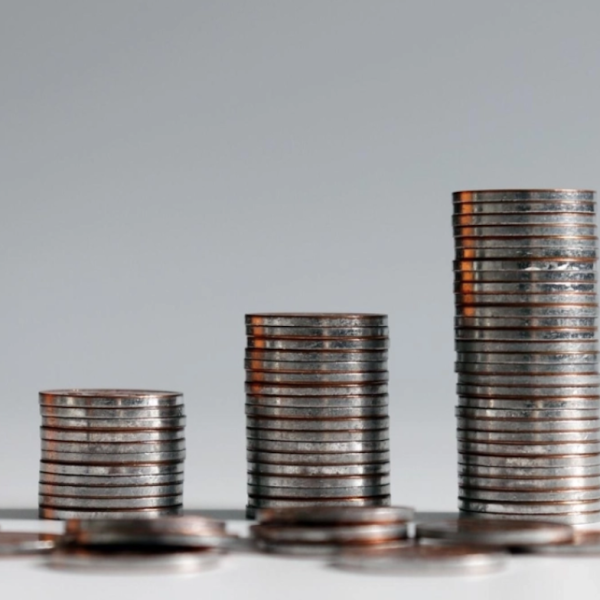 Estiman aumento del 12% del salario mínimo en 2027