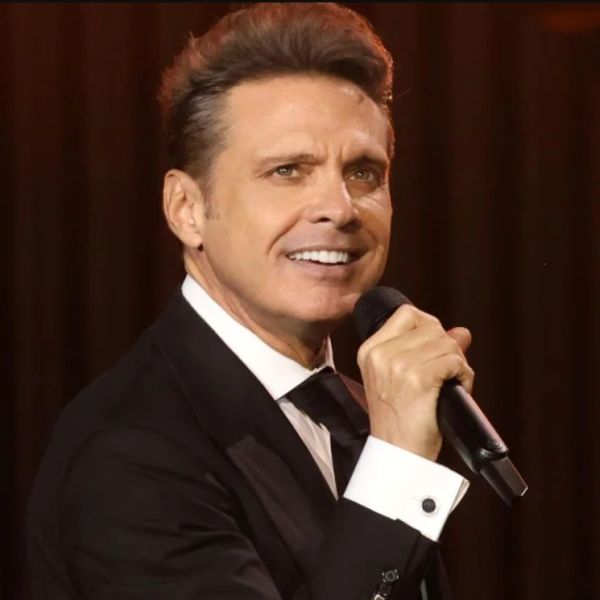 Luis Miguel lleva dos semanas  hospitalizado tras operación
