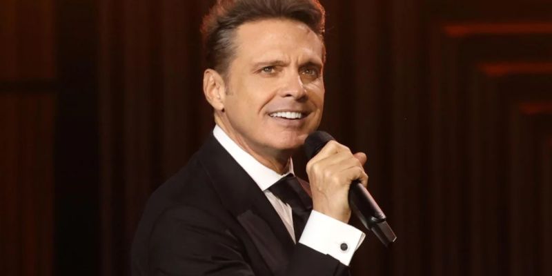Luis Miguel lleva dos semanas  hospitalizado tras operación