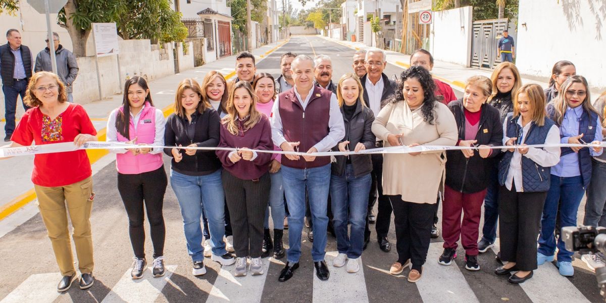 Adrián Oseguera inaugura simultáneamente cinco calles en fraccionamiento Jacarandas