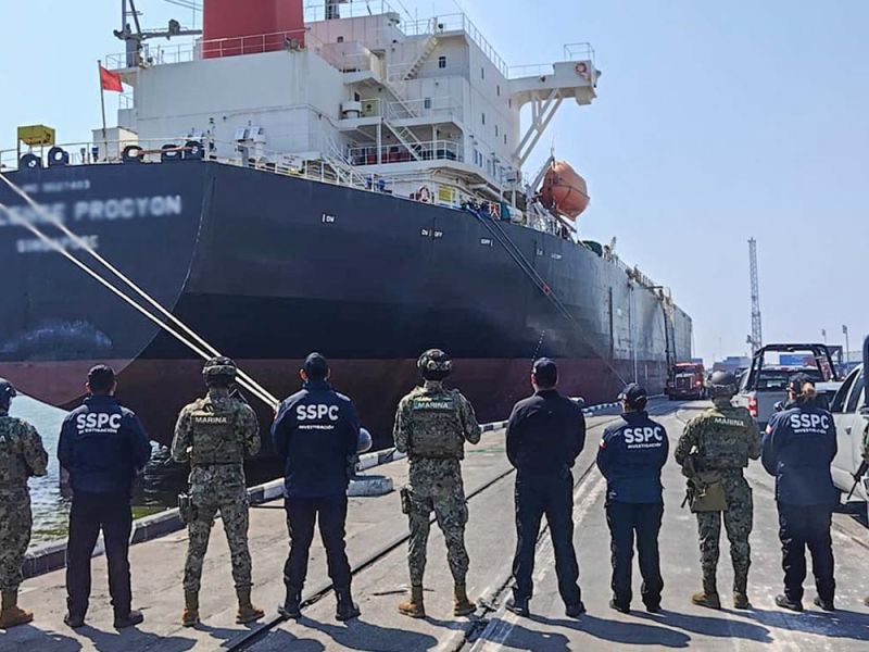 México cierra frontera al combustible texano
