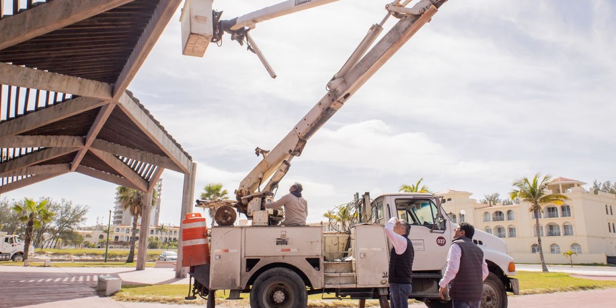 Supervisa Oseguera renovación de alumbrado público en Playa Miramar