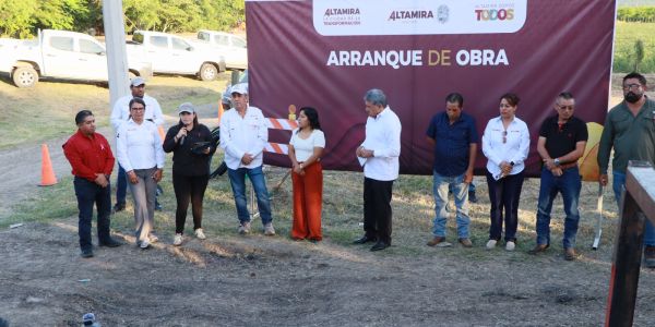 Dignifica Armando Martínez condiciones del ejido Esteros con introducción de drenaje