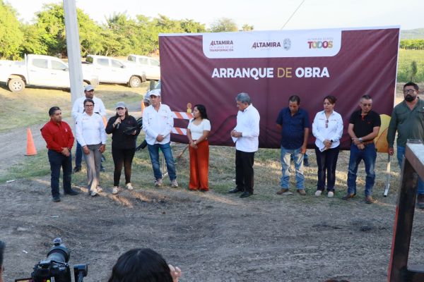 Dignifica Armando Martínez condiciones del ejido Esteros con introducción de drenaje