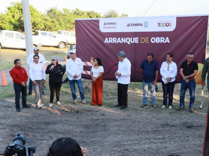 Dignifica Armando Martínez condiciones del ejido Esteros con introducción de drenaje