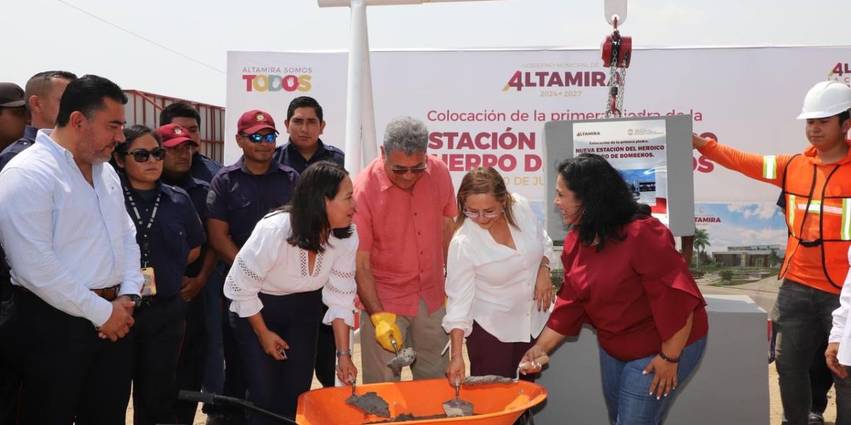Coloca Armando Martínez primera piedra de la Estación del Heroico Cuerpo de Bomberos