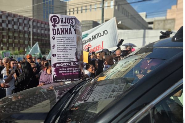 Manifestantes interceptan a Sheinbaum en Tampico; exigen justicia por Danna