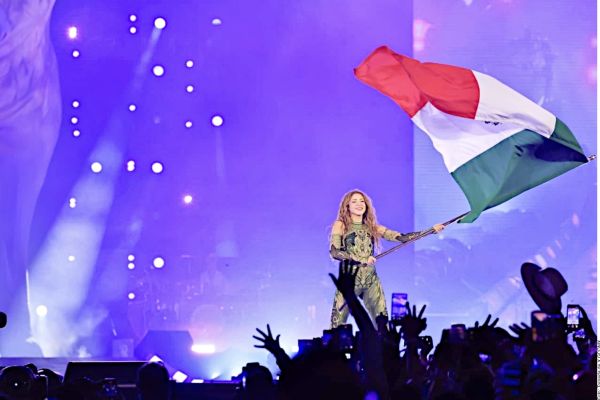 Rompe Shakira record de asistencia con 400 mil asistentes al Zócalo