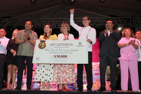 Reconoce Erasmo González Robledo labor del magisterio con magno festejo en el Parque Bicentenario
