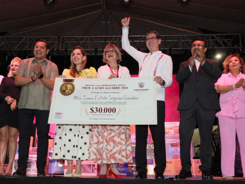Reconoce Erasmo González Robledo labor del magisterio con magno festejo en el Parque Bicentenario