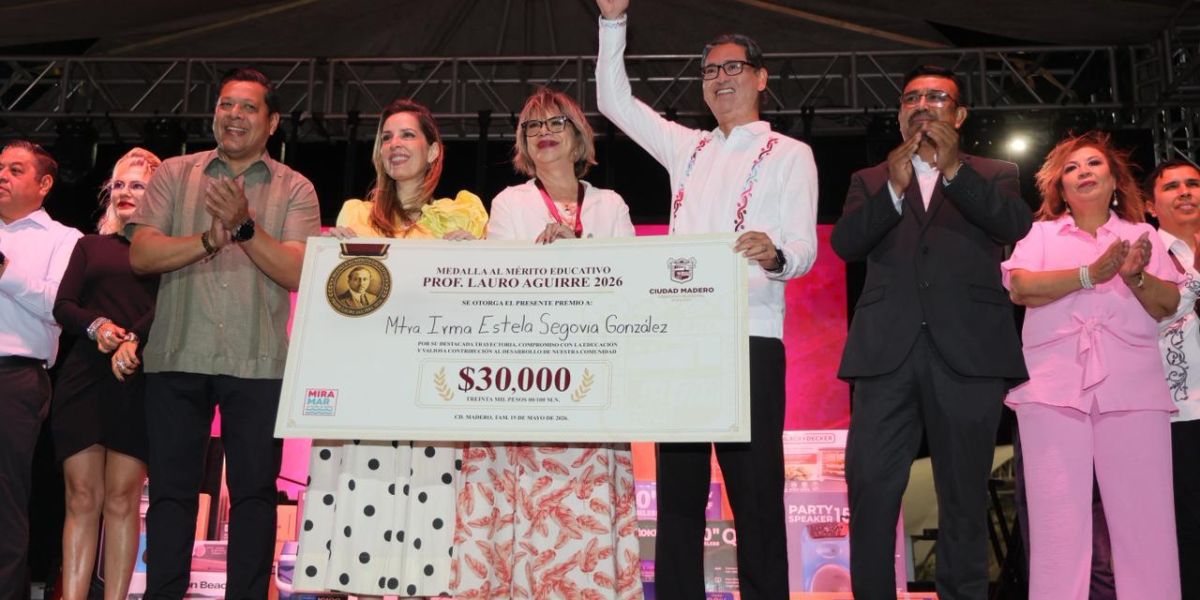 Reconoce Erasmo González Robledo labor del magisterio con magno festejo en el Parque Bicentenario