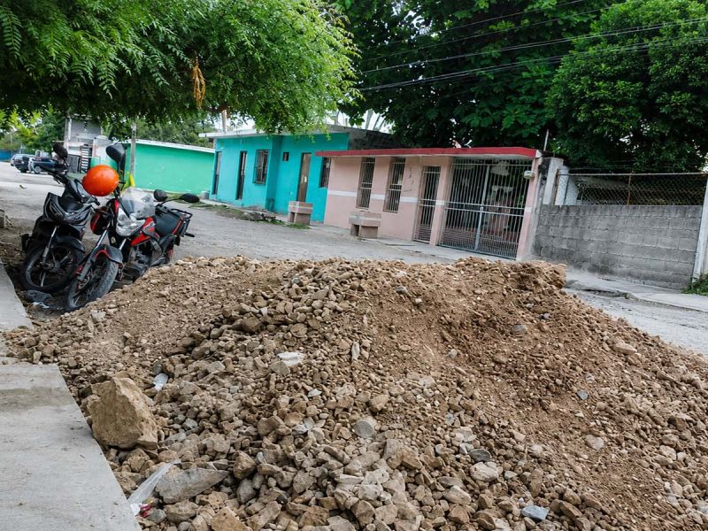 Montón de tierra evidencia abandono de autoridades en El Mante