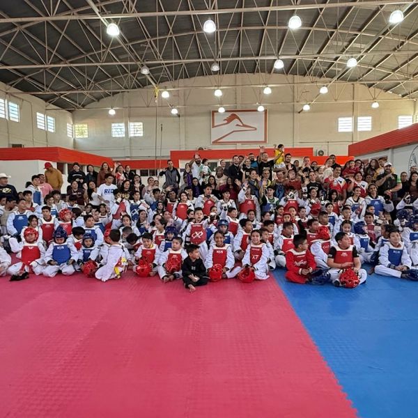 Más de 120 Taekwondoínes, Realizan clase especial