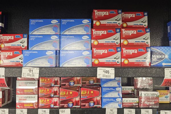 Familias priorizan útiles escolares y farmacias registran caída en ventas