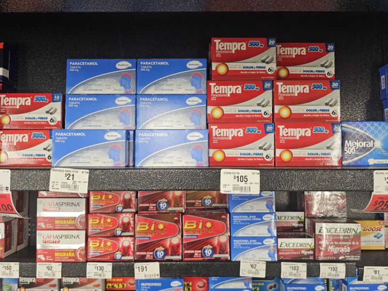 Familias priorizan útiles escolares y farmacias registran caída en ventas