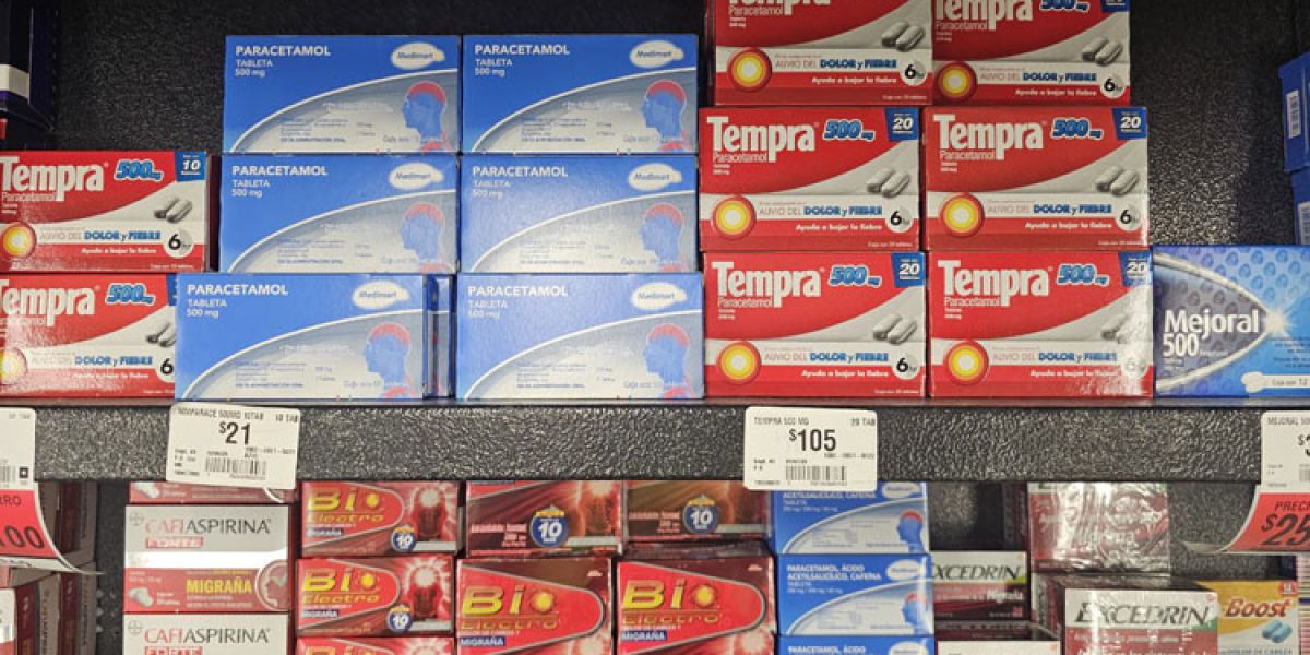 Familias priorizan útiles escolares y farmacias registran caída en ventas