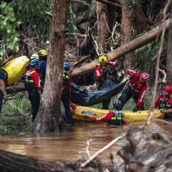 México envía bomberos a Texas; EE.UU. agradece apoyo tras inundaciones