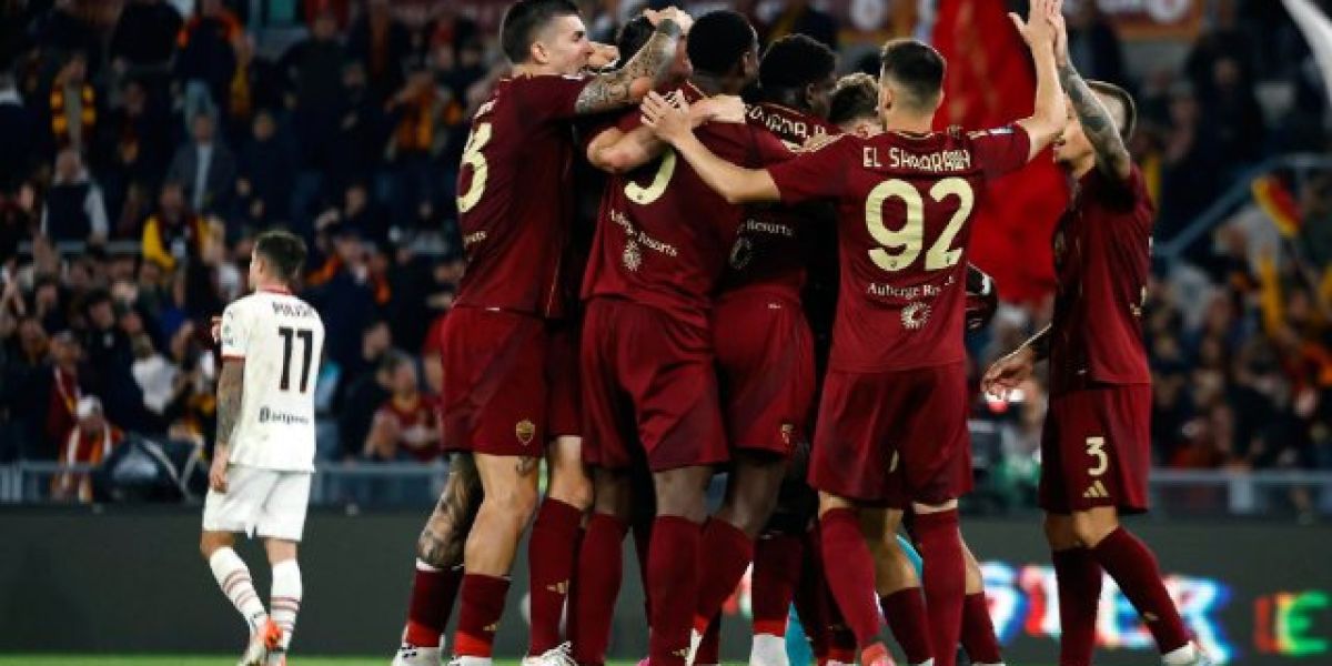 Santiago Giménez es expulsado en la derrota del AC Milan ante la Roma