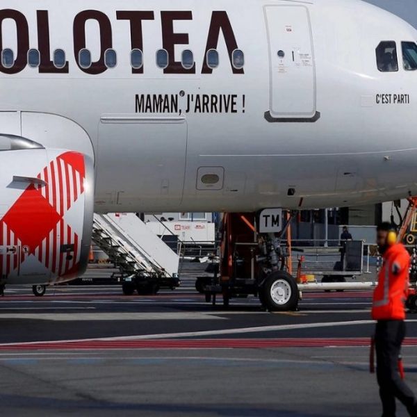 Hombre pierde la vida succionado por motor de avión en Italia