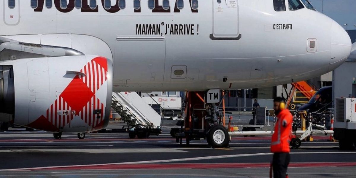 Hombre pierde la vida succionado por motor de avión en Italia