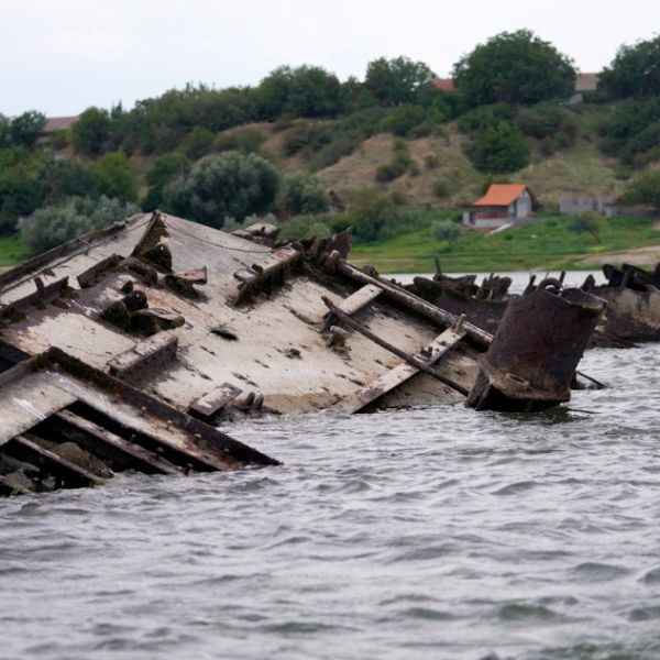 El descenso en el caudal del río Danubio deja a la vista barcos nazis de la Segunda Guerra Mundial