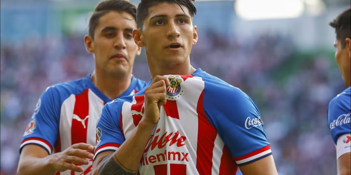 Alan Pulido regresa a Chivas con la mira en nuevos títulos