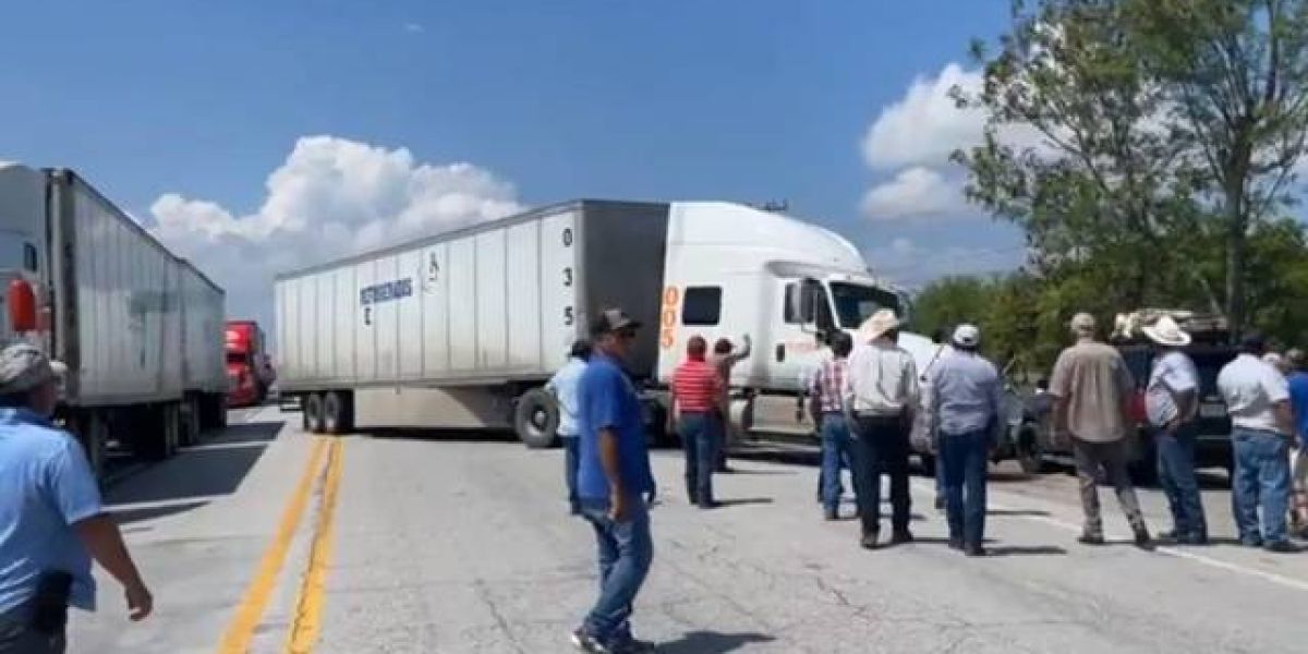 Cierran y abren sorgueros carretera; apoyo sin fecha