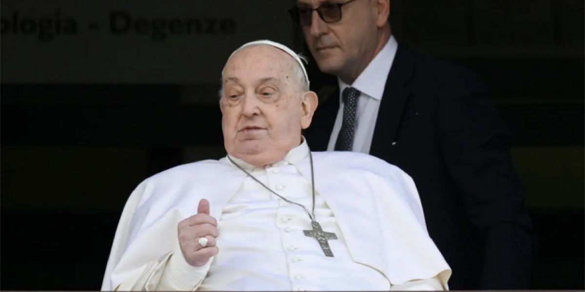 Reaparece el Papa Francisco en público