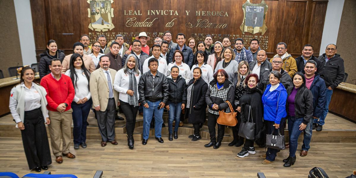 Salutación: Se reúne alcalde Mario López con integrantes  del magisterio de Matamoros, con motivo de año nuevo