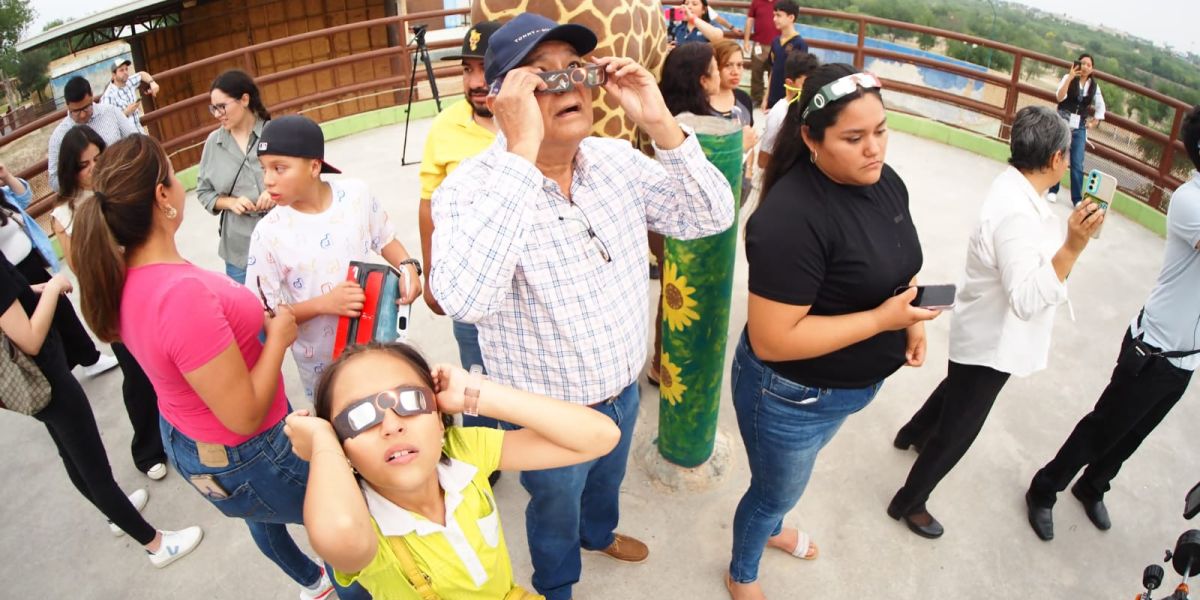 Disfrute Familiar en el zoológico durante el Eclipse Solar